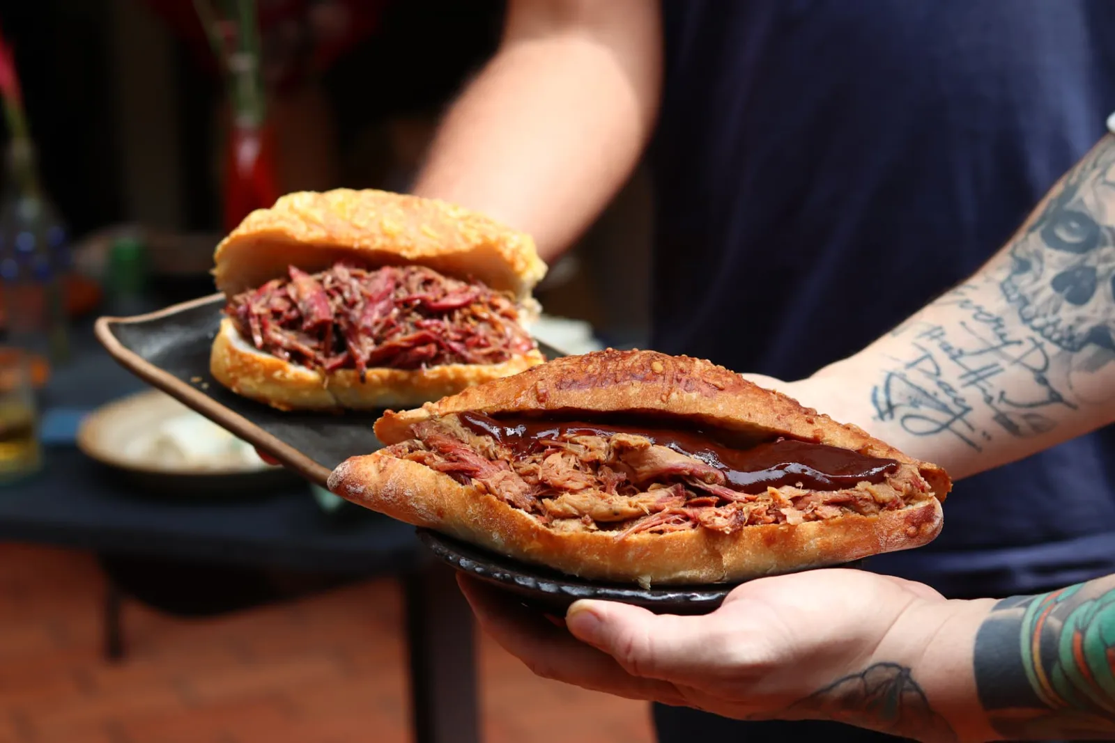 Sanduíche montado com pulled pork defumado da SOW Defumados