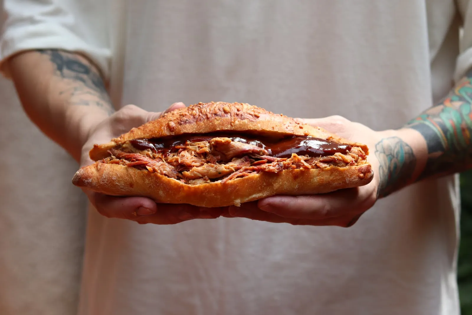 Sanduíche de pulled pork defumado servido em pão artesanal